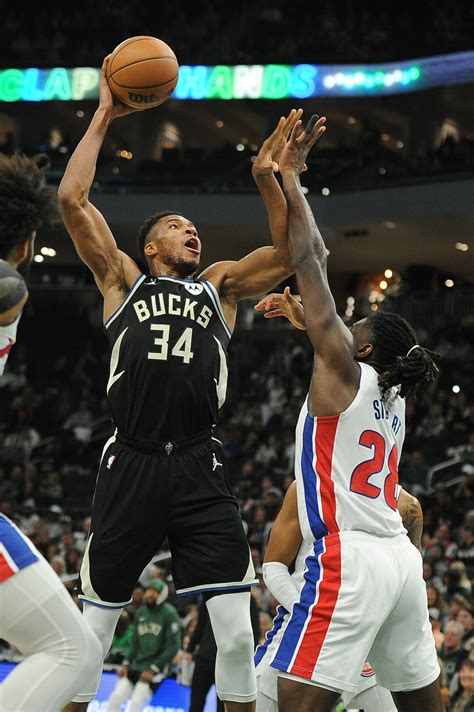 Warriors vs. Bucks prediction, odds, line: 2022 NBA .